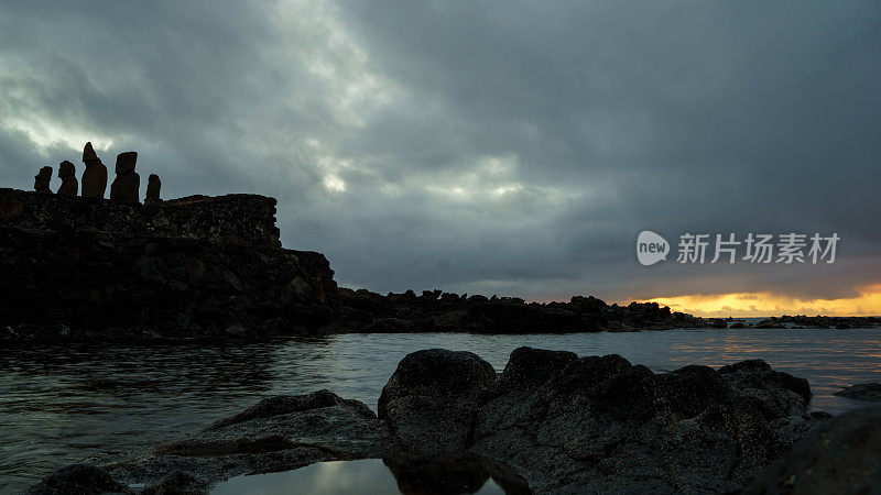 智利复活节岛(Rapa Nui/ Isla de Pascua)阿胡塔海雕像前的日落